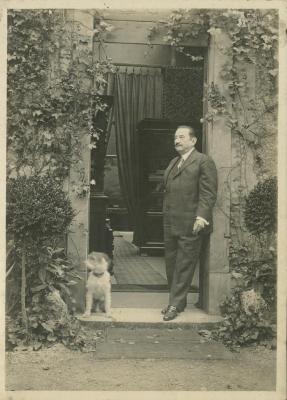 Carlos Baca-Flor posa a l'entrada d'un dels seus estudis en París, el nÚm. 38 del Boulevard de Château, Neuilly-sur-Seine.